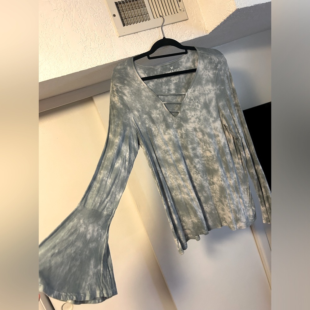 Blue American Eagle long bell-sleeve, tie-dye soft top. Super stretchy